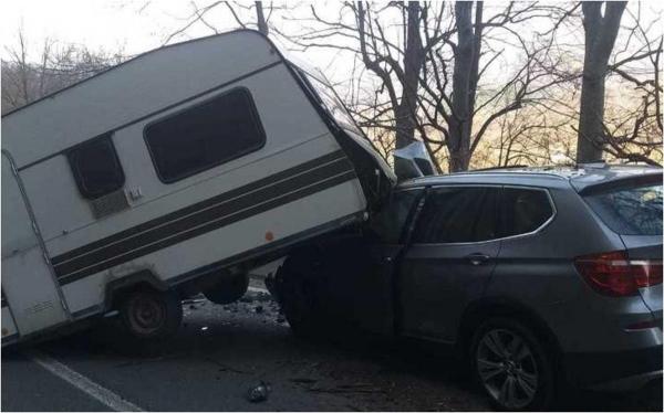 Incident grav pe o șosea din Argeș. O rulotă a alunecat de pe platforma pe care era transportată şi "s-a urcat" pe mașina care era în spate