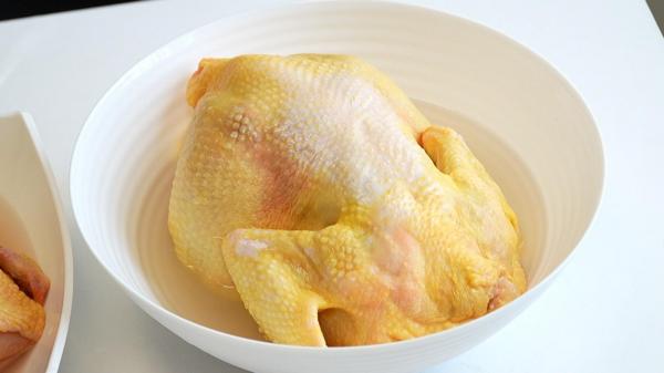 Reacţia unui director din ANPC în scandalul "puiului vopsit": "Este vorba despre o expresie metaforică"