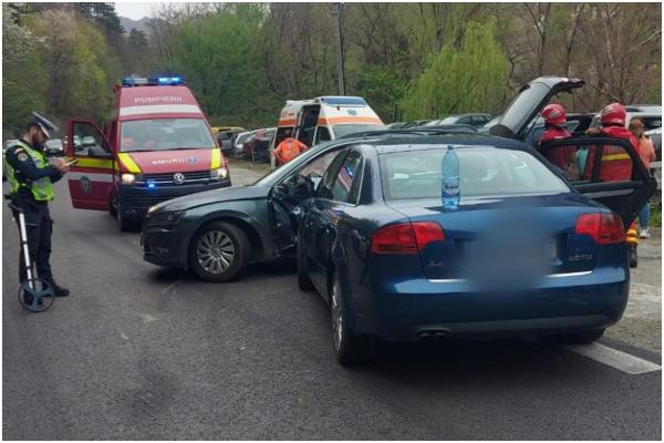 Accident grav în Călimăneşti. Un copil de 11 ani, rănit grav după ce două maşini s-au ciocnit