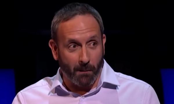 Un concurent la "Vrei să fii milionar?" şi-a sunat în direct soţia, dar a răspuns o voce de bărbat. Imaginile de acum 4 ani, virale din nou