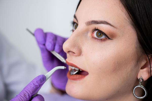 (P) Implantul dentar - secretul unui zâmbet perfect. Ghid complet al procedurii și îngrijirii post-tratament