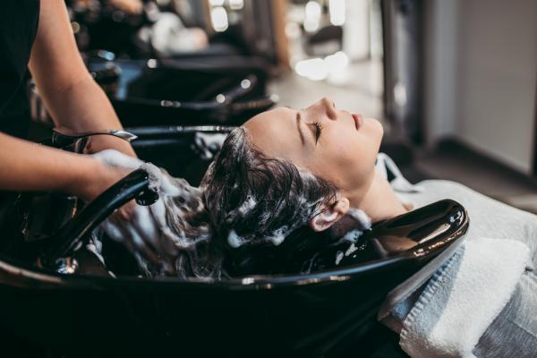 Răfuială într-un salon de înfrumusețare din Tecuci. Două tinere și-au împărțit pumni, iar bătaia a continuat pe stradă: de la ce a pornit totul