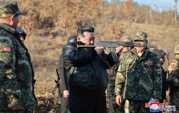 Kim Jong Un a testat o armă de foc. Şi-a îndemnat armata să intensifice "exerciţiile de război real"