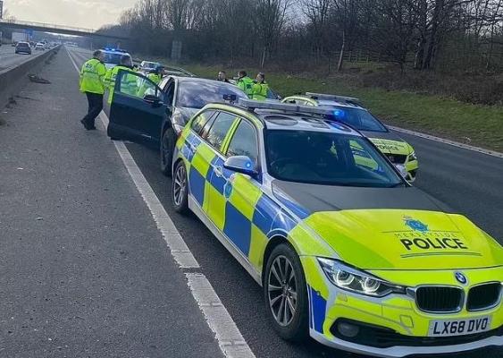 Un Jaguar electric rămas fără frâne pe autostradă, flancat de 8 maşini de poliţie. S-a oprit după ce i s-a terminat bateria, 35 de minute mai târziu