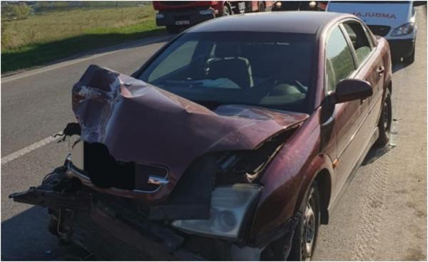 Accident cu trei mașini pe o șosea din Piatra Neamț. O tânără de 18 ani și o femeie de 49 de ani, rănite în impactul violent