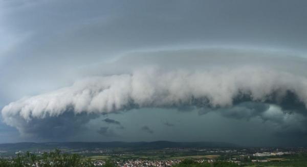 Toată ţara intră din această după-amiază sub alertă de vreme severă. Ploi torențiale, grindină, vijelii și ninsori la munte, până joi seară
