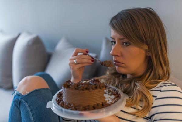 femeie care mănâncă dulce