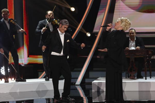 Ileana Sărăroiu și Ștefan Bănică, doi titani ai divertismentului românesc, puși în scena Te cunosc de undeva! de Connect-R şi SHIFT: "Ce mai contează, Relule, o rochie în plus?"