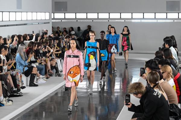 Louis Vuitton, prezentare de modă la Shanghai. Show-ul "Voyager" a pus în scenă ţinute asimetrice şi veste boxy