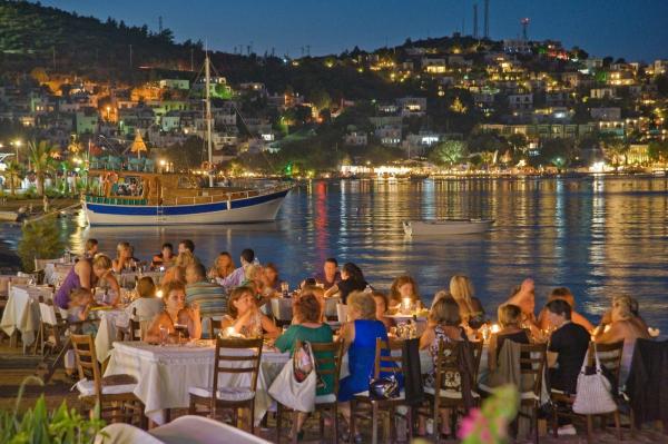 Scumpiri majore într-o ţară unde extrem de mulţi români vin în vacanţă. Cât a ajuns să coste o masă în oraş: "Ne jecmănesc!"