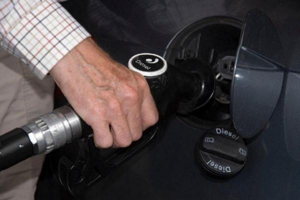 Preţurile la benzină şi la motorină sunt în scădere, faţă de ziua precedentă