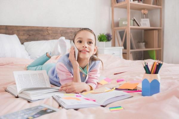 Mulţi români se întreabă de la ce vârstă îşi pot lăsa copiii singuri acasă