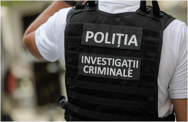 Băiețel de 8 ani, mort după ce ce s-ar fi împușcat cu arma tatălui, în Chișinău. Părinții erau afară când copilul a găsit pistolul într-un seif