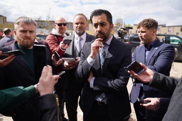 Premierul Scoţiei, Humza Yousaf, ia în calcul demisia. Se confrunta cu două moţiuni de cenzură