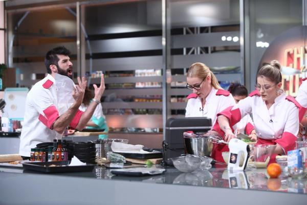 Chefi la cuțite, diseară, de la 20:30: Momente critice în echipa tunicilor roz. Chef Richard: "Am înnebunit! Se vedea disperarea pe fața mea"