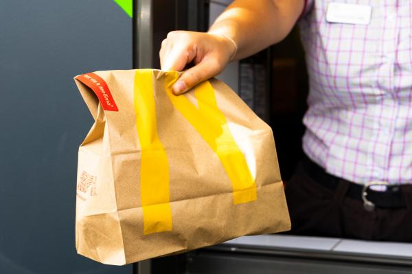 Câți angajați are McDonald's în România. Jumătate dintre ei au sub 25 de ani