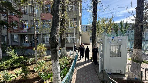 Elev de 16 ani, atacat cu un briceag în curtea liceului Iuliu Maniu din Bucureşti de patru adolescenţi de la o altă şcoală. Copilul a fost transportat la spital