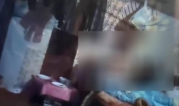 "Dă-o trăsnetului! Las-o”. Imagini greu de privit: O femeie îşi bate cu sălbăticie fiica, bolnavă psihic. Un bărbat îi cere să se oprească