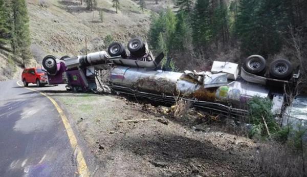 O cisternă cu 100.000 de somoni vii s-a răsturnat pe marginea unui pârău. Peştii au ajuns în apă şi au supravieţuit