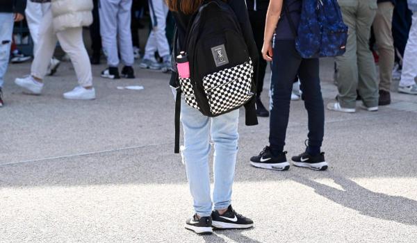 O fată de 14 ani din Franţa a ajuns în comă, după ce a fost bătută cu bestialitate. Agresorii sunt trei colegi de şcoală