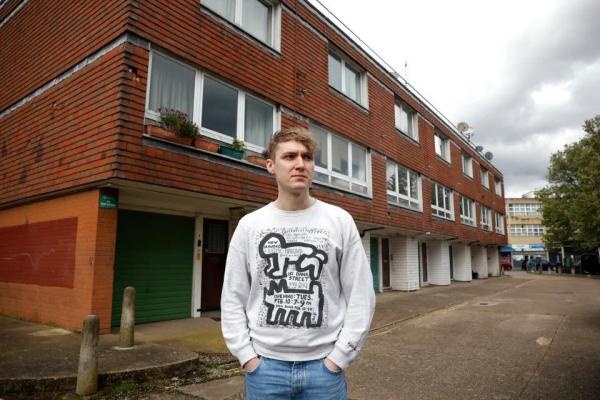 Schema prin care un tânăr plăteşte doar 200 de euro pe lună pentru un adăpost în Londra. Nu îşi permite să închirieze o locuinţă