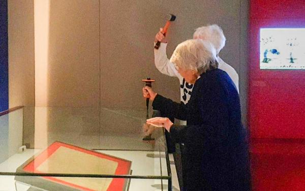 Doi pensionari de 80 de ani au încercat să spargă cu ciocanul carcasa care protejează Magna Carta de la British Library