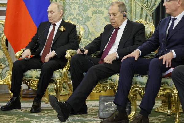 Rusia este pregătită să se bată cu Occidentul în Ucraina, avertizează Serghei Lavrov