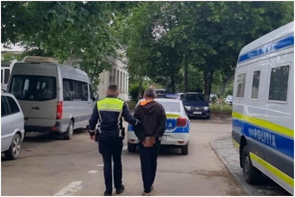 Un copil de 10 ani a salvat-o pe sora lui mai mare din mâinile tatălui. A sunat la 112 după ce a reuşit să se ascundă în pod cu mama lui