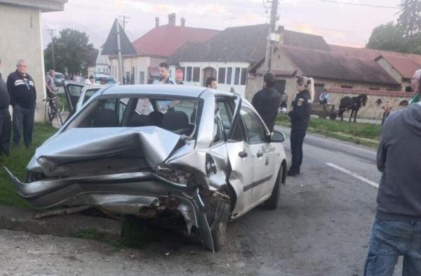 Un tată a intrat intenţionat cu maşina în vehiculul condus de fiul său, în Braşov. Scandalul dintre cei doi s-a sfârşit în trafic