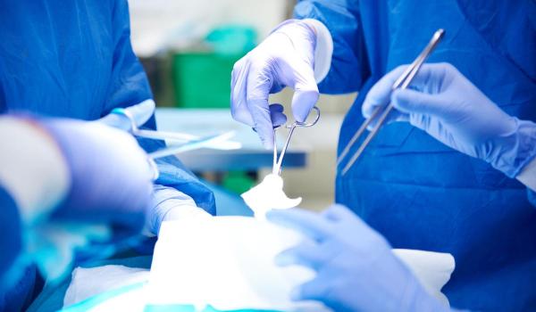 Un medic din Bucureşti a uitat o compresă în abdomenul unei paciente de 73 de ani. Femeia a făcut septicemie şi a murit