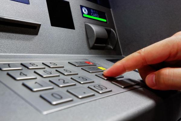 O menajeră din Oradea a furat cardul unei pensionare şi şi-a cumpărat electrocasnice. A cheltuit peste 6.000 de euro