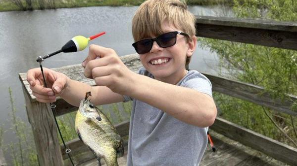 Umilit luni de zile la şcoală, un băieţel de 10 ani a ales moartea. 200 de persoane au venit să îl conducă pe ultimul drum pe Sammy, în SUA