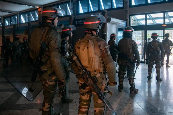 Revolte sângeroase în Noua Caledonie. Franţa trimite trupe şi acuză Rusia şi Azerbaidjan că incită proteste în arhipelag