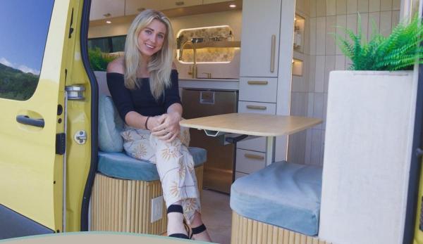 A transformat o dubă într-o locuinţă de lux, cu o investiţie de 140.000$. Cu cât vinde acum casa pe roţi