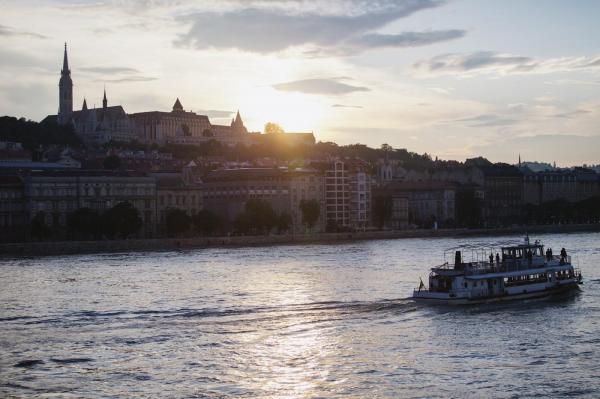 Accident grav pe Dunăre. Doi morţi şi cinci dispăruţi, după ce o barcă cu motor s-a ciocnit cu o navă de croazieră în apropiere de Budapesta