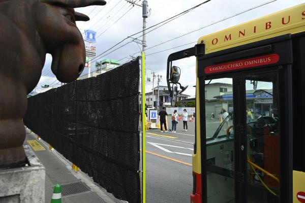 Un oraş din Japonia a montat un gard de 20 de metri pentru a bloca o privelişte virală către muntele Fuji