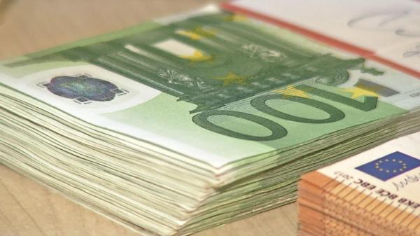 Femeie din Arad, trimisă în judecată după ce a cerut 5.000 de euro unei alteia căreia i-a promis că-i scapă soţul de arest preventiv