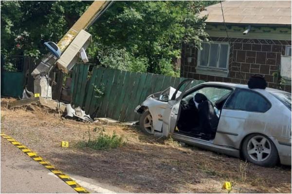 Maşină înfiptă într-un stâlp într-un sat din Tulcea