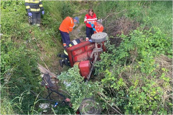 Femeie moartă după ce s-a răsturnat cu un motocultor pe un teren din Vâlcea. Alte două persoane au ajuns la spital