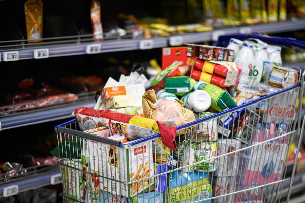 Opt state din UE cer măsuri împotriva diferenţelor de preţuri impuse de producători. Practica îi costă pe consumatori 14 mld. de euro pe an