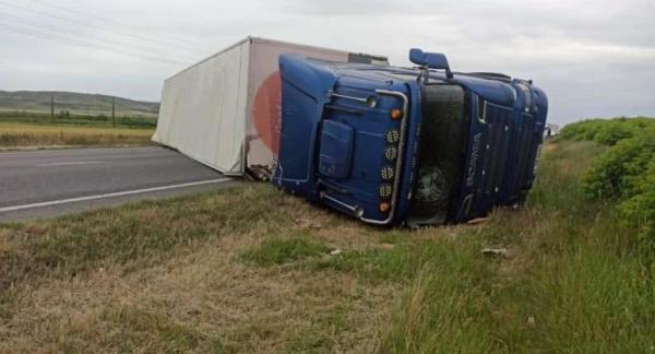 Un TIR care transporta colete s-a răsturnat pe DN 24, în apropiere de Bârlad. Şoferul a ajuns la spital, circulaţia oprită