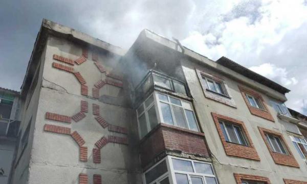 Incendiu în Berbeşti, Vâlcea. O garsonieră în care se aflau doi copii a luat foc. Cum s-au salvat minorii