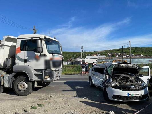 Accident grav într-un sat din Cluj. Impact devastator între o maşină şi un TIR. Un bărbat, în stop cardiac
