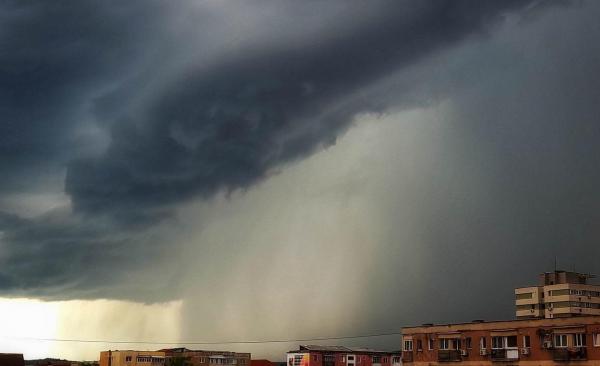 Aproape toată ţara a intrat sub avertizare cod galben de ploi torențiale, grindină și vijelii. Vreme severă până la noapte