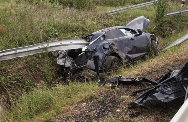 Bolid străpuns de balustrada metalică, pe autostrada A1. Șoferul, care circula spre Arad, a scăpat teafăr și nevătămat