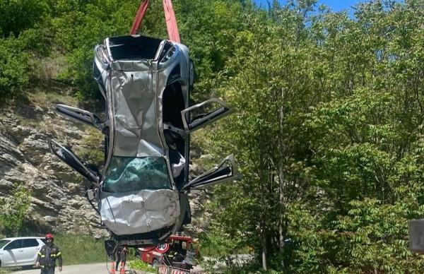 Ștefan, un tânăr român din Italia, a murit în noaptea de Înviere. Mașina băiatului de 20 de ani a rupt balustrada unui pod și s-a prăbușit într-o prăpastie