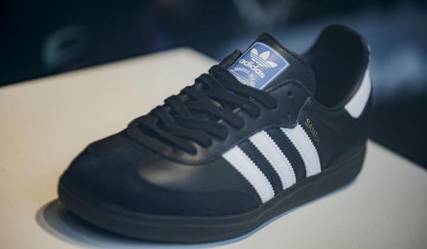 Cum încearcă Adidas să profite de cererea mare pentru pantofii săi "de terasă", Samba şi Gazelle. O pereche se vinde şi cu 350 de dolari