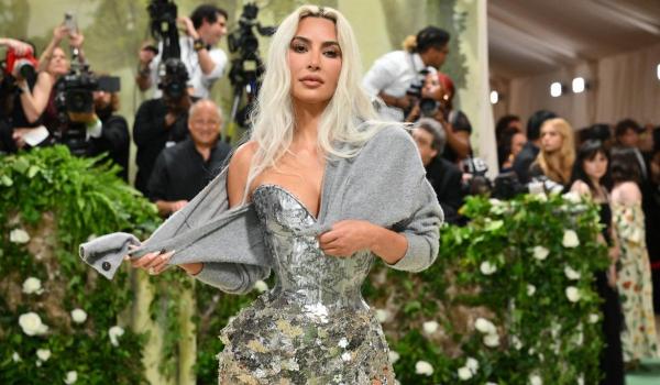 Met Gala 2024. "Câte coaste şi-a scos". Kim Kardashian a şocat internetul cu o talie ireal de subţire, pe covorul roşu