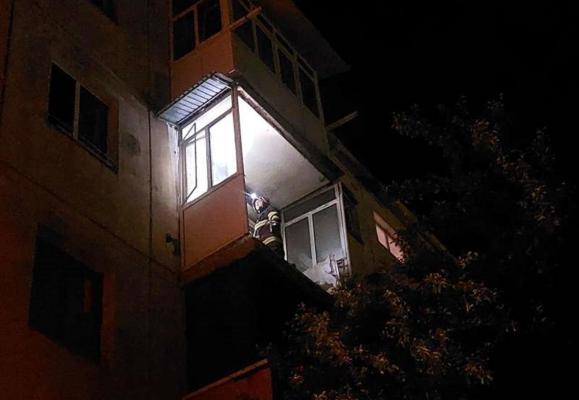 Explozie urmată de incendiu într-un apartament din Târgu Jiu. O femeie, în stare gravă la spital. Deflagraţia s-ar fi produs din cauza unui aragaz