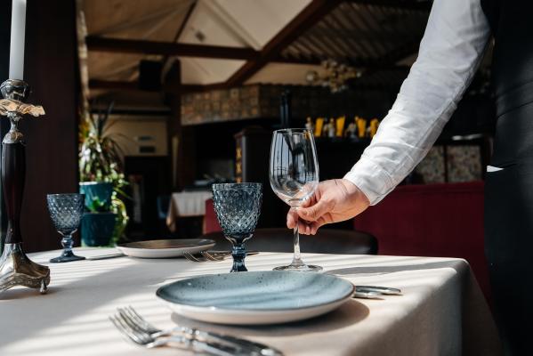 Soluţia disperată a unui patron de restaurant din Italia în criză de personal. "Ofer 300 de euro dacă îmi găsiți un ospătar"